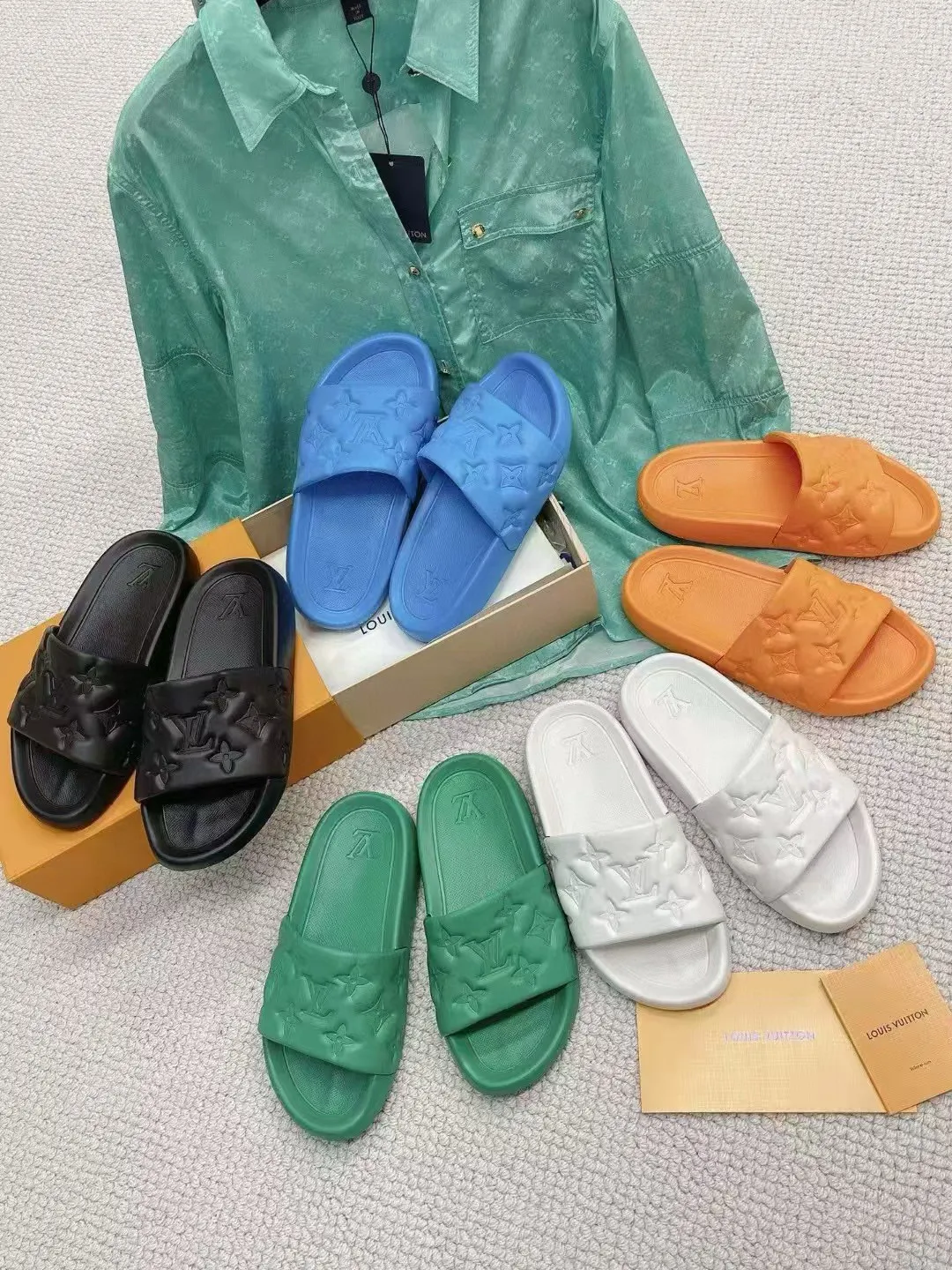 Factory price: 260💰【𝐋𝐕 Slippers】▪️Shoe size: Men's 38-45 ▪️Packaging: Counter top quality~original packaging 𝟐𝟎𝟐3 Louis Vuitton counter's new embossed slippers, L's monogram embossed slippers, Waterfront sandals are back, the upper buckle is embossed with LV's iconic Monogram pattern. Made of waterproof rubber with a comfortable and resilient insole. The lightweight, flexible outsole is embossed with the Louis Vuitton logo. ▪️Fabric: Original molded rubber foam surface ▪️Technology: embossed logo ▪️Sole: Original molded rubber foam outsole ▪️Sole thickness: 3CM.